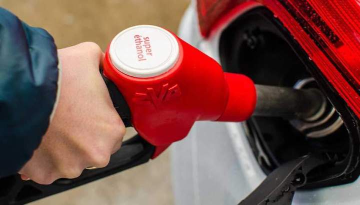 Amélioration du moteur avec un mélange de biocarburant et d’essence.